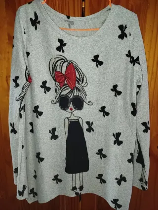 Blusón gris con estampado de lazos
