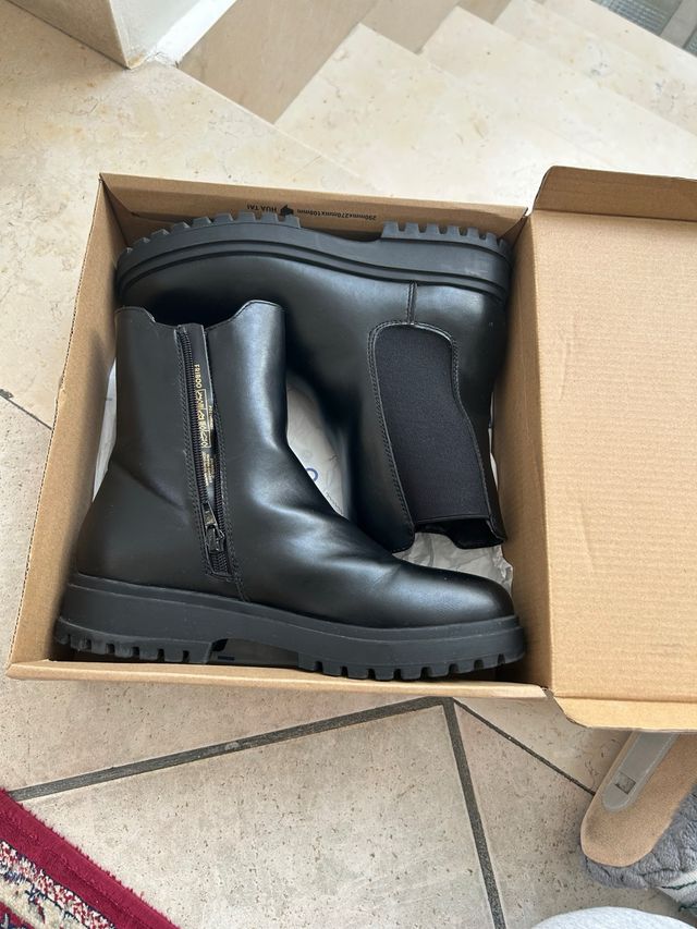 Stivaletti neri con zip