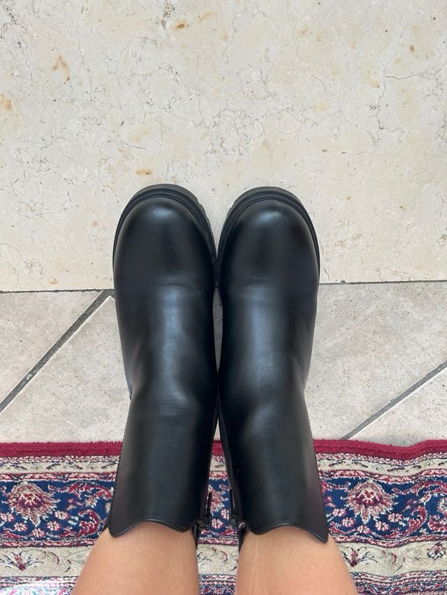 Stivaletti neri con zip