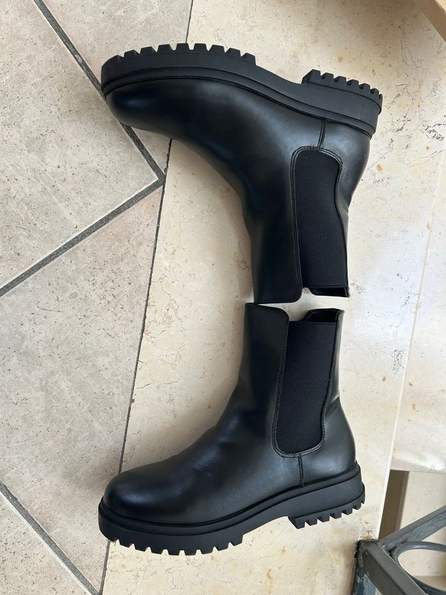 Stivaletti neri con zip