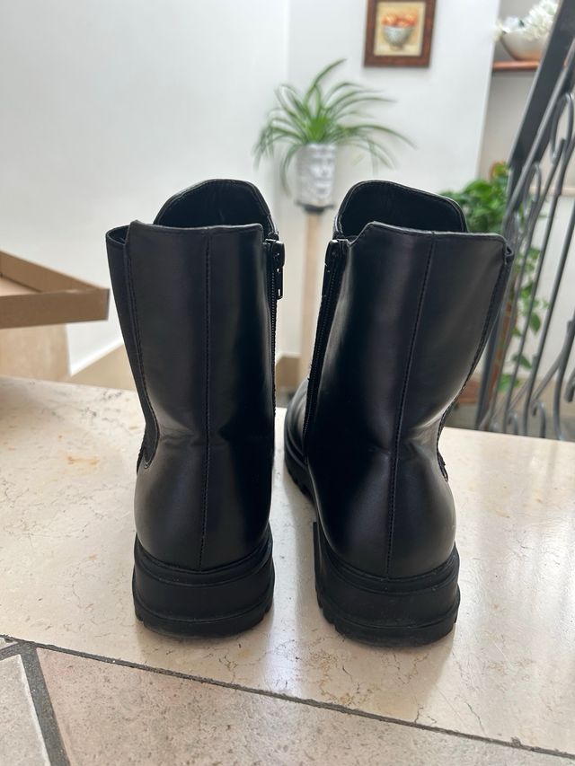 Stivaletti neri con zip