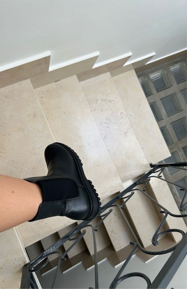 Stivaletti neri con zip