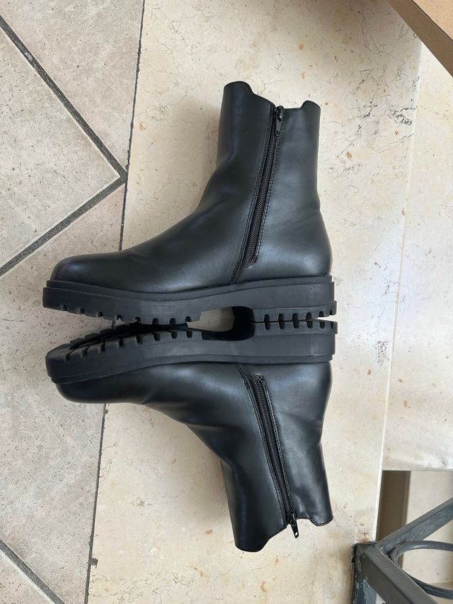 Stivaletti neri con zip