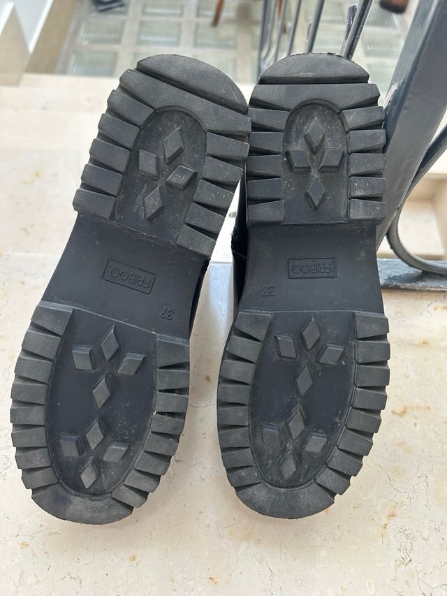 Stivaletti neri con zip