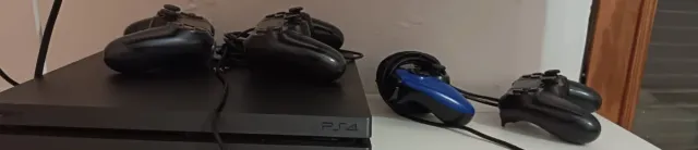 Playstation 4 Pro 1TB + 4 controller + 9 giochi.