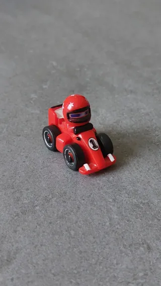 Mini go-kart rosso con pilota