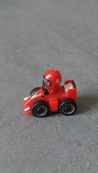 Mini go-kart rosso con pilota
