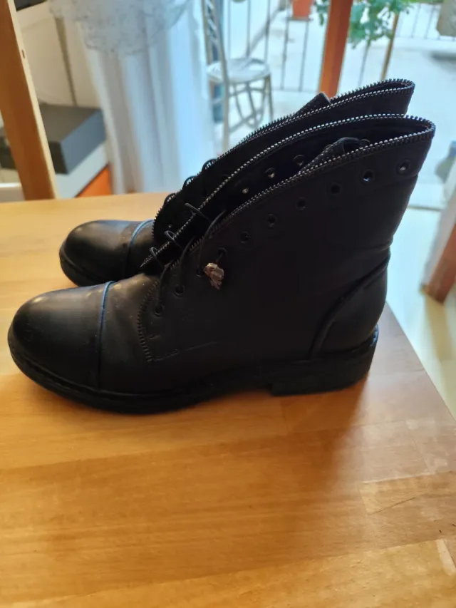 Stivaletti neri con strass