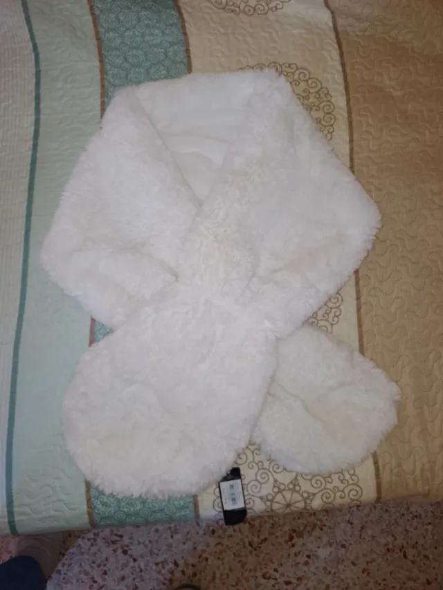 Estola blanca de pelo sintético con etiqueta