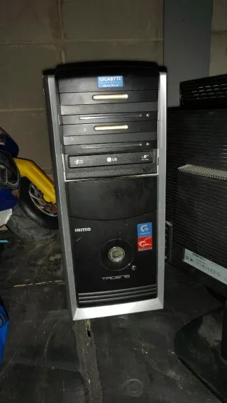 Torre PC Gigabyte Negra y Plateada