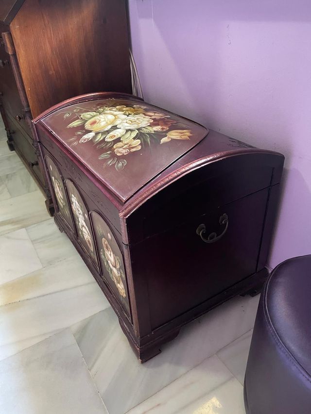 Baúl de madera decorado con flores