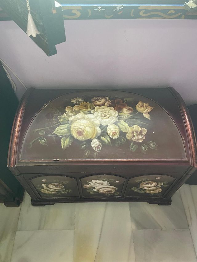 Baúl de madera decorado con flores