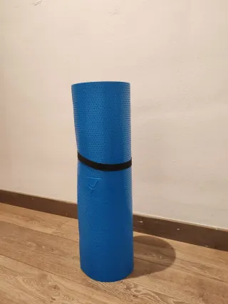 Esterilla azul para yoga o ejercicio