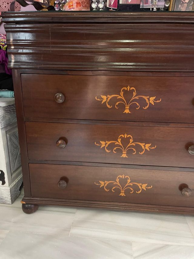 Cómoda de madera de marquetería