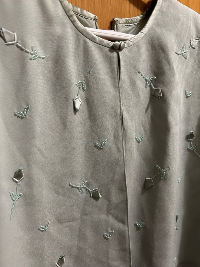 Abito verde con giacca e ricamo