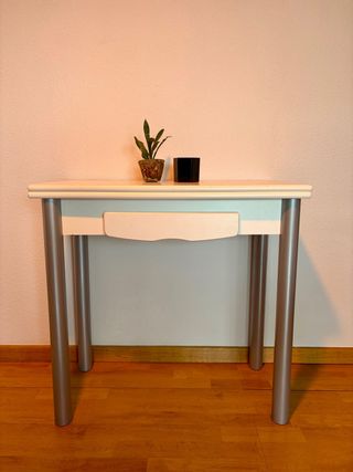 Mesa auxiliar blanca con cajón y patas de acero