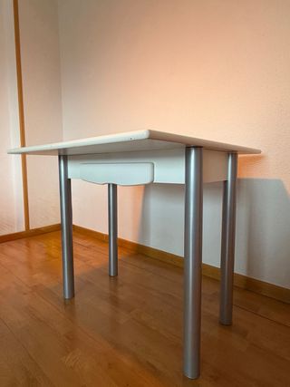 Mesa auxiliar blanca con cajón y patas de acero