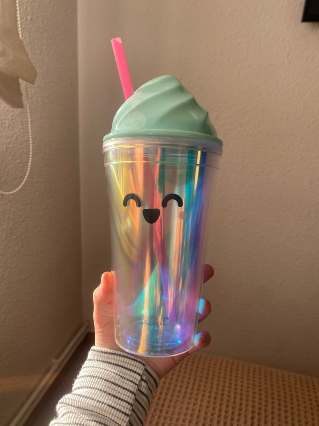 Botella con tapa de helado y pajita