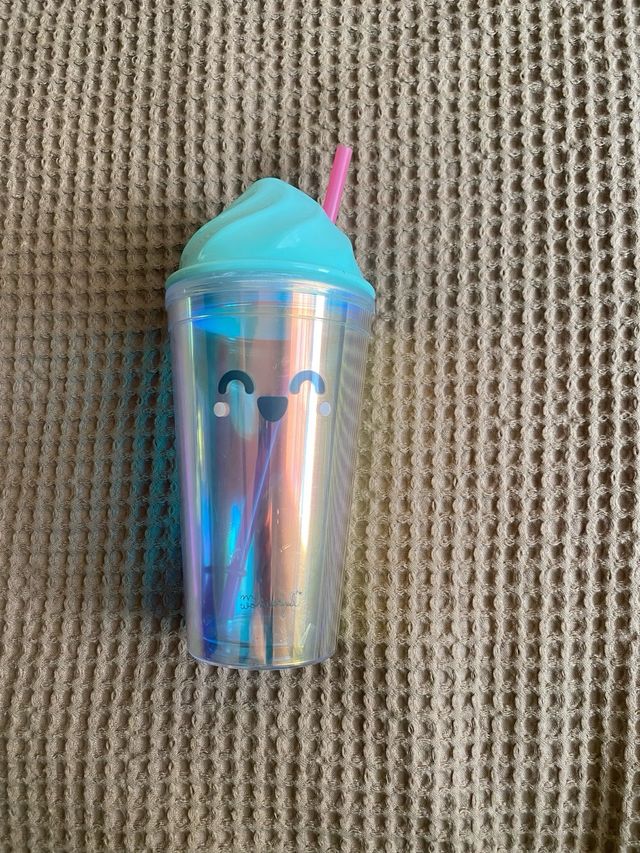 Botella con tapa de helado y pajita