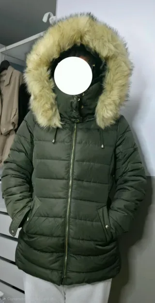 Abrigo verde militar con capucha