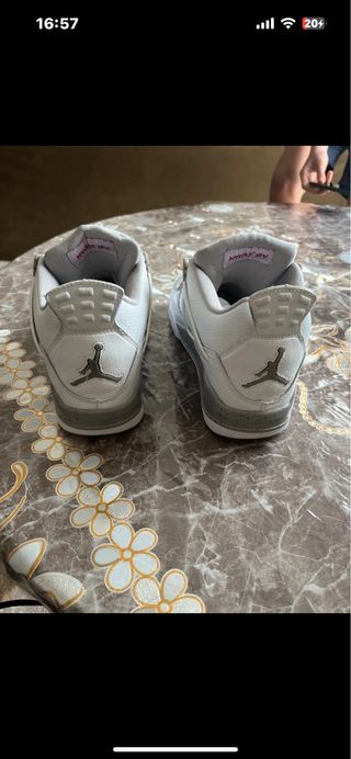 Sneakers Jordan bianche e rosse