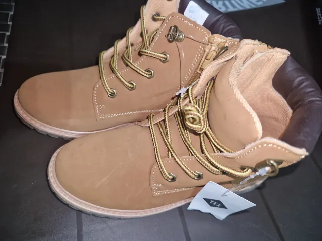 Botas marrones con cremallera y cordones