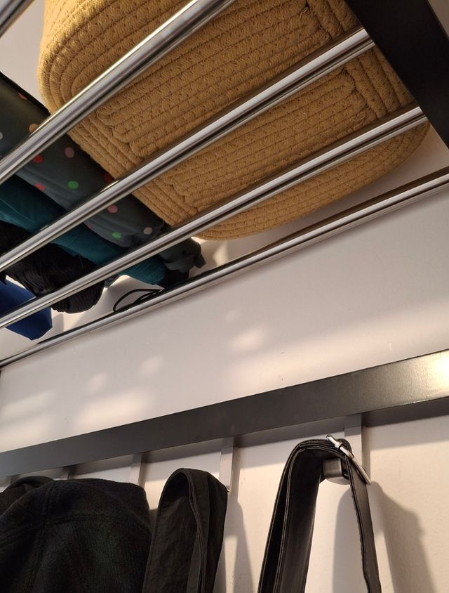 Perchero de pared con estante