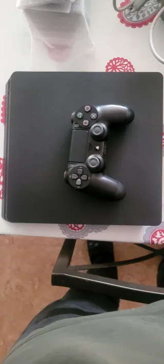 Consola ps4 +Mando PS4 Oficial + Cables
