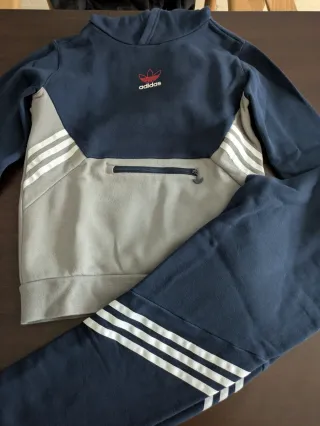 Chándal Adidas infantil azul y gris.