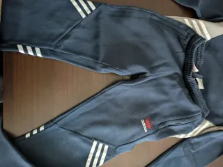 Chándal Adidas infantil azul y gris.