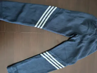 Chándal Adidas infantil azul y gris.