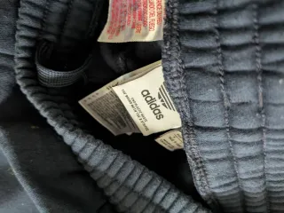 Chándal Adidas infantil azul y gris.