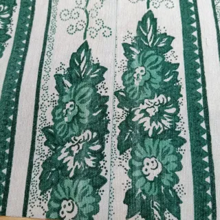 Retal de tela verde y beige.