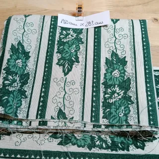 Retal de tela verde y beige.