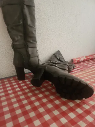 Botas altas grises con hebillas