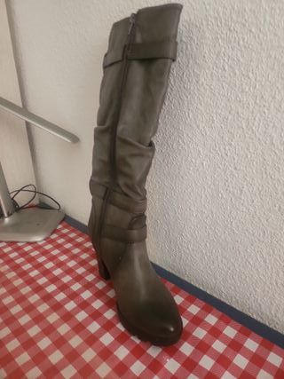 Botas altas grises con hebillas