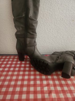 Botas altas grises con hebillas