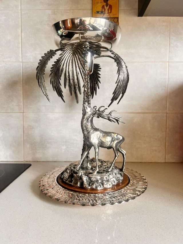 Escultura de Valenti Ciervo y Palmera.