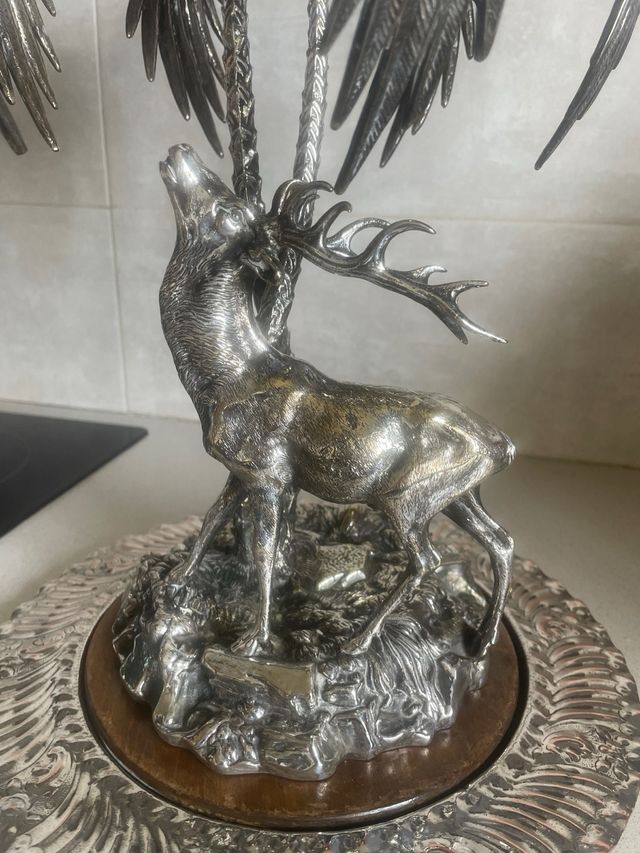 Escultura de Valenti Ciervo y Palmera.