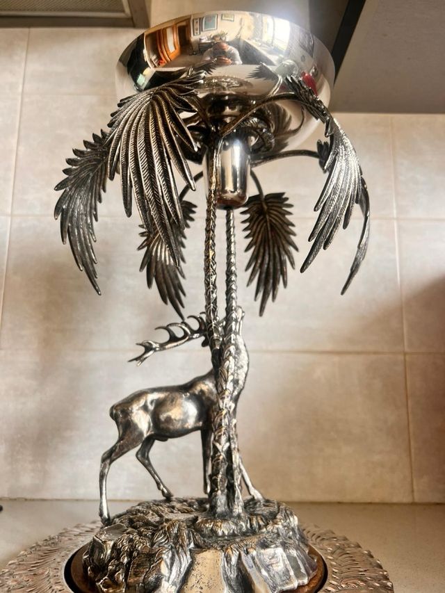 Escultura de Valenti Ciervo y Palmera.