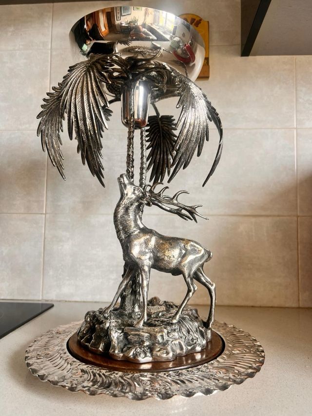 Escultura de Valenti Ciervo y Palmera.