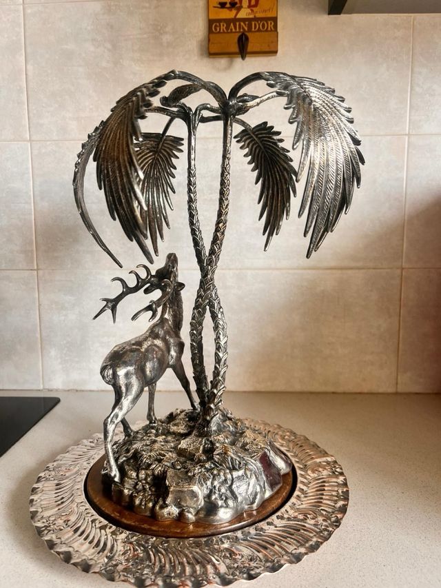 Escultura de Valenti Ciervo y Palmera.