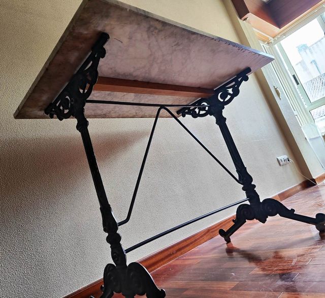 Tavolo in marmo bianco con base in metallo - Vintage Antique