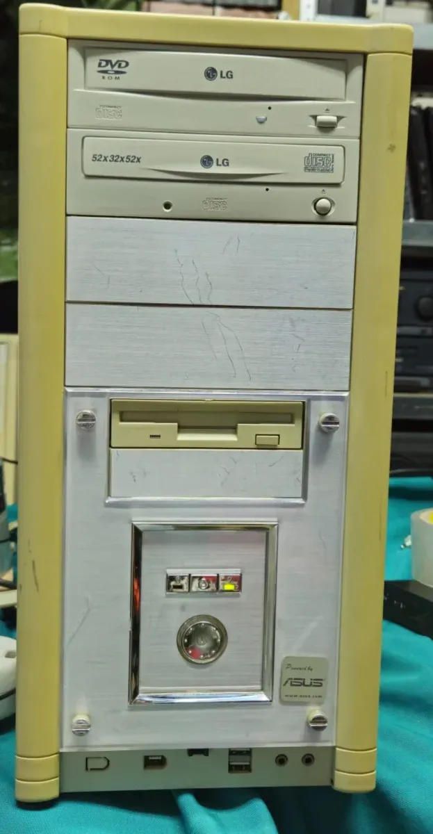 PC desktop a torre completo ASUS beige/argento