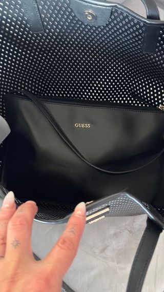 Bolso Tote Guess Negro Perforado