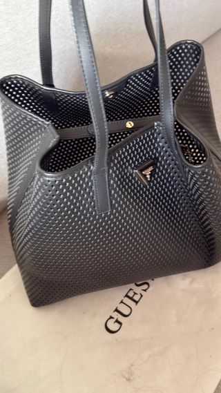 Bolso Tote Guess Negro Perforado