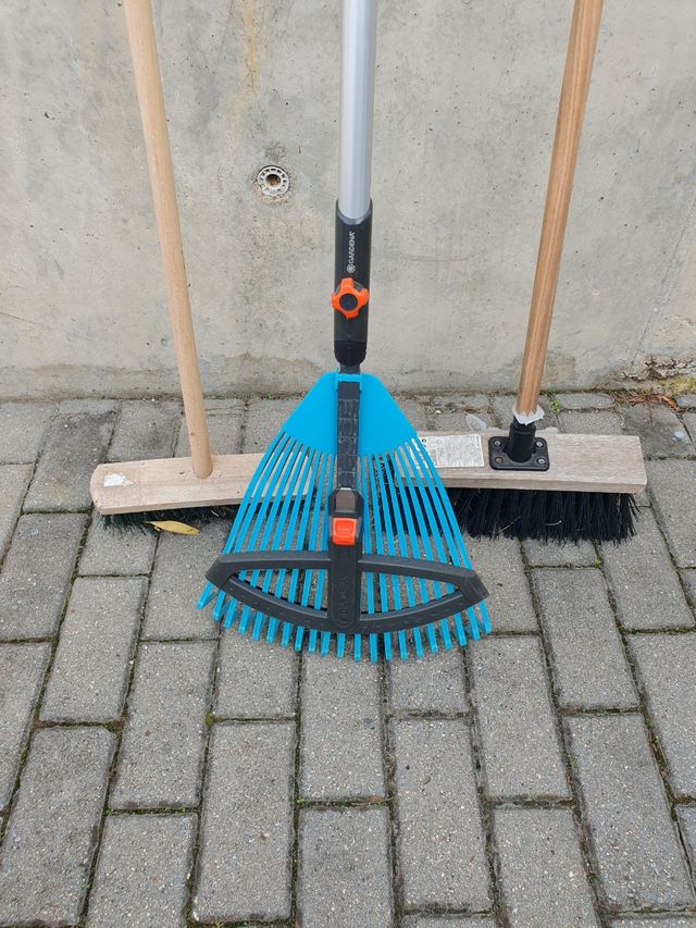 Set de Jardinería Gardena: Rastrillo y Escoba