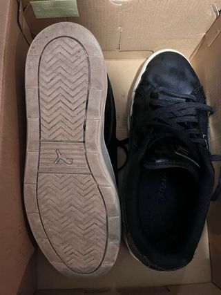 Scarpe Puma Nere e Oro.