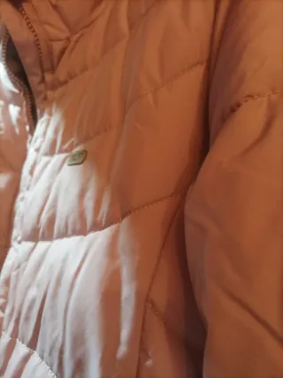 Plumífero rosa palo acolchado.Forro en piel suave.