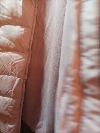 Plumífero rosa palo acolchado.Forro en piel suave.